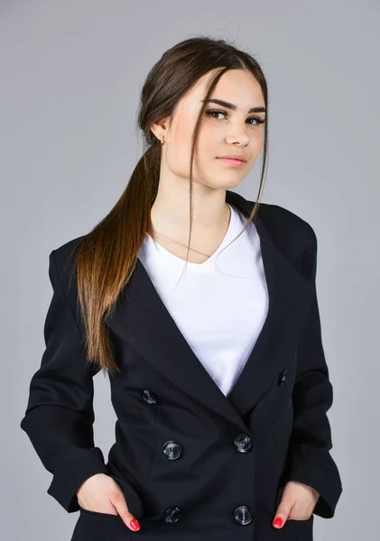 Selbstbewusste Lehrerin trägt schwarzen Anzug Business-Outfit, zurück zum Schulkonzept — Stockfoto