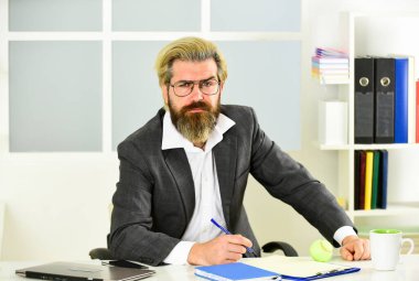 İş konsepti. Düşün ve karar ver. Strateji. Not alıyorum. Planım şu. Zaman yönetimi. Başarılı girişimci, resmi takım elbiseli adam ofisinde oturuyor. İşletme müdürü çalışıyor. Ofis hayatı