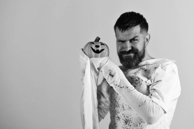 Sakallı adam gülümseyen Jack O Fener 'i tutuyor. Cadılar Bayramı karakteri