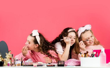 Çocuklar için makyaj malzemeleri. Spa partisi. Güzellik ve moda. Kozmetik dükkanı. Kardeşlik mutluluğu. Cilt bakımı. Sivilceleri önle. Çocuklar makyaj yapar. Mutlu kızlar birlikte makyaj yapıyor. Güzellik salonu. Kozmetikle oyna