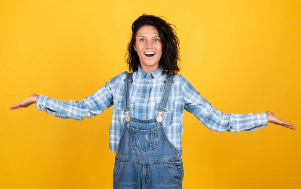 Ouah ! Je m'amuse. fille se sentant heureuse. heureuse jeune femme joyeuse portant sa chemise à carreaux. réjouissant des nouvelles positives. portrait de drôle de femme caucasienne avec des cheveux bruns — Photo