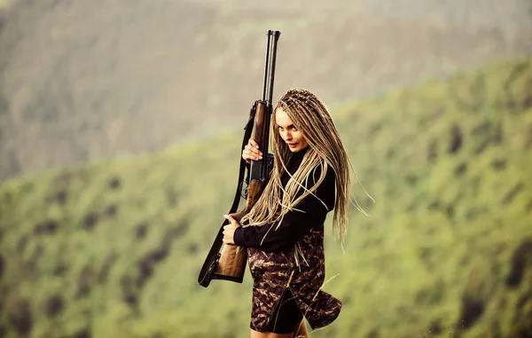 Logros de las metas. Asesina con pistola. luchar por la justicia. moda militar. tiempo de guerra. soldado femenino. francotirador del ejército. concepto de tienda de armas. permiso de armas. camuflaje cazador de cabezas. igualdad de género —  Fotos de Stock