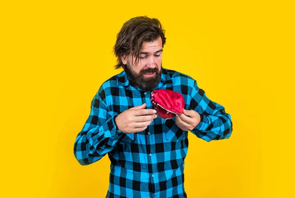 Situation économique difficile en raison de la pandémie de la cohabitation 19. hipster brutal effrayé. homme barbu tenir des portefeuilles avec de l'argent, faire du shopping. Un type brutal porte une chemise à carreaux. mâle avec sac à main. affaires et finances — Photo