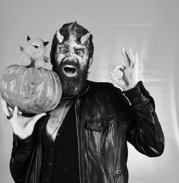Demonio con la cara conmocionada sostiene linterna o gato tallado — Foto de Stock