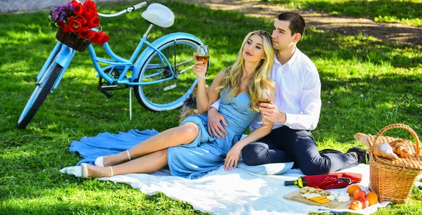 Apaixonado. casal apaixonado beber vinho durante o jantar romântico no parque. piquenique romântico de casal apaixonado. relacionamento familiar e amizade. Boas férias de verão. menina e homem viajam juntos — Fotografia de Stock