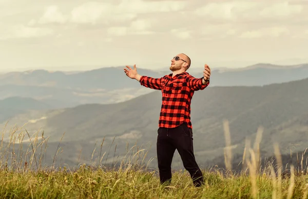 Aquí estoy. vaquero en sombrero al aire libre. hombre en el paisaje de montaña. camping y senderismo. sexy macho hombre en camisa a cuadros. aventura de viaje. moda hipster. concepto de campo. agricultor en rancho —  Fotos de Stock