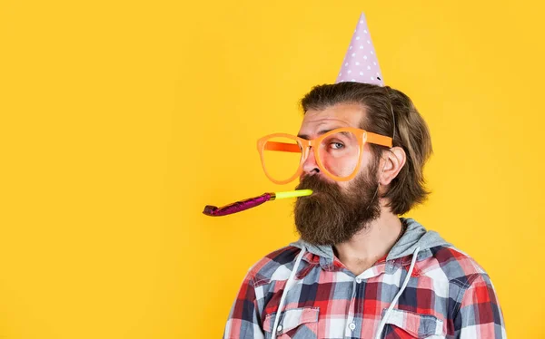 Feiertagsfeier. Alles Gute zum Geburtstag. Firmenparty feiern. Hallo Sommer. Sommerferienfest. Fühlen Sie das Glück. glücklicher Mann mit Bart. Mann mit Parteibrille und Horn. Kopierraum — Stockfoto