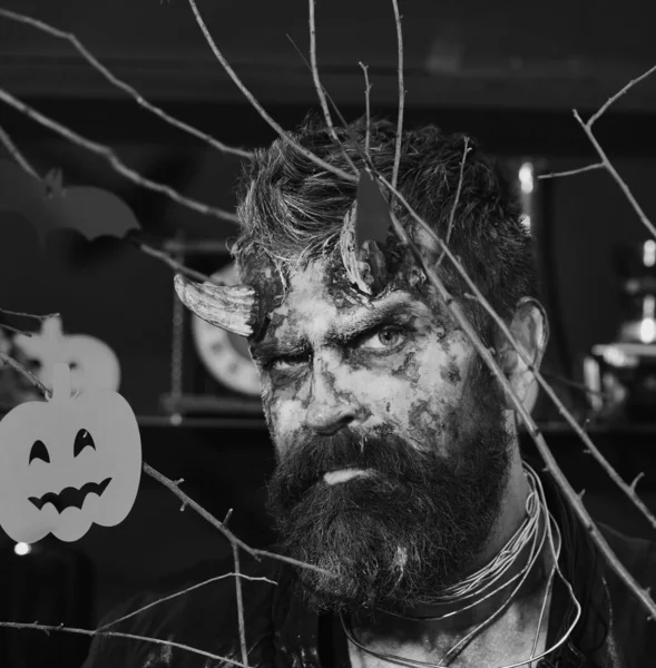 Hombre que usa maquillaje aterrador con calabazas de Halloween y decoración de murciélagos — Foto de Stock