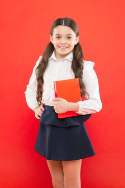 Okula dönelim. Bilgi toplama günü. Her şey olabilir. Öğrenci kız ders çalışmayı sever. Okul üniforması çalışma kitabını tutuyor. Okul dersi. Ödev yapan çocuk. Olasılıklara inan. İnceleme için ilham