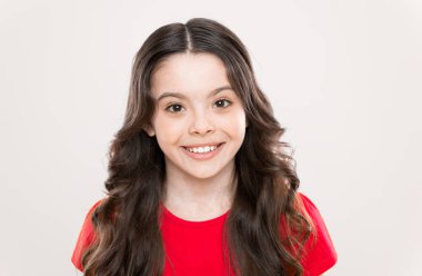 Genç manken. Kıvırcık saç stili. Değişikliği görebilirsin. Kuaför tavsiyesi. Uzun, sağlıklı, parlak saçları olan kız. Mükemmel bukleler. Kıvırcık saçlı şirin bir çocuk. Küçük kızın saçları uzamış.