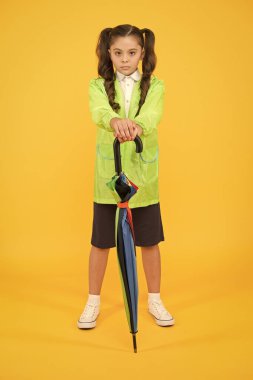 Sonbahar sezonu için aksesuar. Sonbahar çocuk modası. Yağmurlu havada kuru ve rahat. Şemsiyeli küçük bir kız. Öğrenci kız su geçirmez yağmurluk. Mutlu ve güvende hisset.