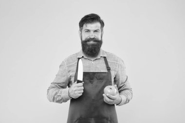 Her şefin bilmesi gereken kesim tekniklerinin nihai listesi. Şef yemek hazırlıyor. Sakallı adam domates hazırla. Olgun adam elinde bıçak ve sebze tutuyor. Taze salata tarifi. Güvenli kesim. Sebze doğruyorum.