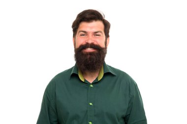 Tıraşsız sakallı mutlu hippi gülüşü ve modaya uygun saç kesimi beyaz berbere izole edilmiş.