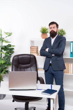 Çalışma zamanı. Yakışıklı ofis müdürü işyerine dönüyor.