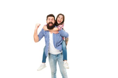 Çocuksu kal. Küçük çocuk ve sakallı adam kutlamayı sever. Bayramları kutlayan mutlu aile. Baba kızını sırtında taşıyor. Babalar Günü. Tatil kutlaması. Mutlu kutlamalar. Kutlamaya devam