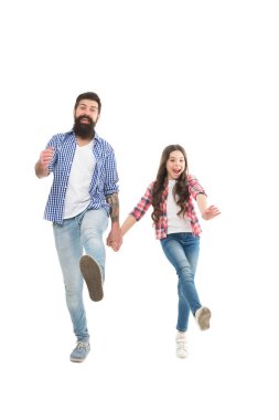 Biz yoldayız. Aktif aile yürüyüşü el ele tutuşarak. Mutlu çocuk ve baba stüdyo fotoğraf çekiminden hoşlanırlar. Aktif yaşam tarzı. Eğlence ve eğlence. Birlikte yapılacak aile aktiviteleri. Etkin ve enerjik