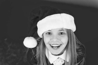 İyi titreşimler. Pozitif olma kavramı. Neşeli bir ruh hali. Noel partisi. Kış tatili Neşeli bir ruh hali. Noel kutlaması fikirleri. Çocuk Noel Baba kostüm şapkası kapat. Mutlu gülen surat. Duygusal bebek.