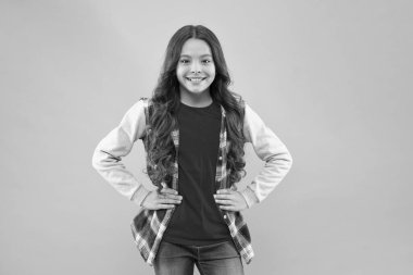 Genç olmak için güzel bir zaman. Çocuk modası. Gülümseyen okul kızı. Uzun saçlı çocuk. Mutlu çocuk. Mutlu çocuklar günü. Çocukluk konsepti. Küçük pembe arka plan. Şık ve şık. Mutlu bir hayat yaşamak