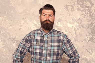 Hippi erkek kıyafeti. Olgun ve modaya uygun. Erkeksi özellikler. Zalim, sakallı, beton bir geçmişi var. Sakallı ve bıyıklı ciddi bir adam. Kendine güvenen bir hippi. Kareli gömlekli kuaför. Hipster tarzı