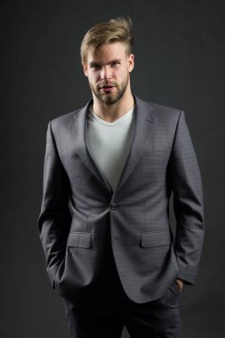 Pahalı takım elbiseli başarılı bir iş adamı