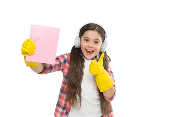 Καλό καθάρισμα την Κυριακή. ακούστε μουσική ενώ housekeeping. Κάνε το σπίτι πιο χαρούμενο. Το παιδί διασκεδάζει. Το καθάρισμα ανησυχεί. Είδη καθαρισμού. μικρά κοριτσίστικα ακουστικά σε κίτρινα πλαστικά γάντια — Φωτογραφία Αρχείου