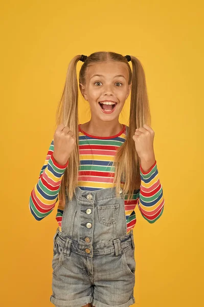 Energia positiva. Split termina o tratamento. Bebé alegre. Menina bonito sorrindo criança cabelo longo duplo rabo de cavalo penteado. Evitar pontas duplas. Quebra de cabelo tratamento. Remédios de beleza para cabelos divididos — Fotografia de Stock