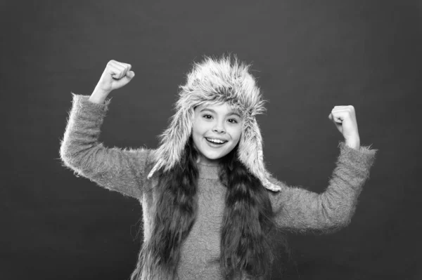 Me alegro. Cuidado de las prendas de piel. Niño pelo largo sombrero suave disfrutar de la suavidad. Concepto de moda de invierno. Sombrero cálido para clima frío. Niña usar sombrero con orejeras fondo blanco. Accesorio peludo suave —  Fotos de Stock