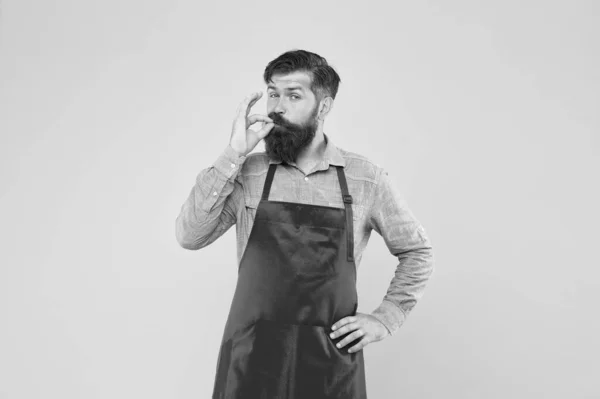 Chef profissional de uniforme. Bonito mestre confiante. Empreendedor em seu olhar moderno. garçom barbudo chef vestindo avental vermelho. empregado de mesa brutal ou barista. Homem barbeiro em um avental com barba longa — Fotografia de Stock