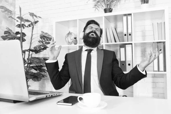 Concepto de inspiración. Jefe en su lugar de trabajo. Manager con auriculares escuchando una melodía enérgica. Relajarse con la música. Salud mental. Trabajador de oficina relajándose. Actividades relajantes. Gestión de crisis —  Fotos de Stock