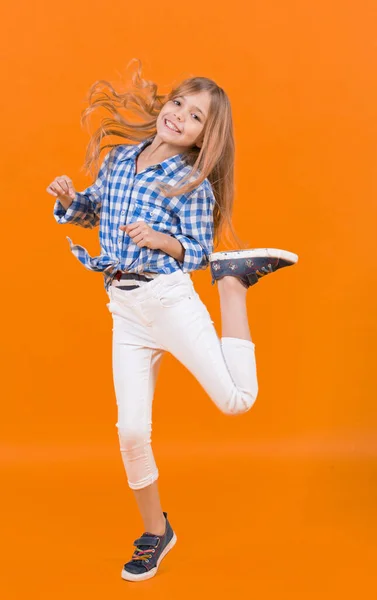 Девочка улыбается и прыгать с длинными светлыми волосами — стоковое фото