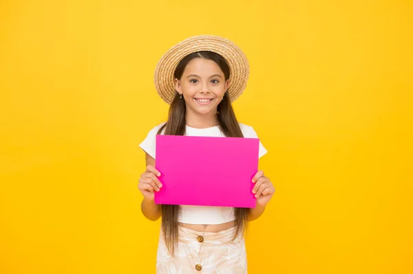 Menina bonito mostrar cartaz espaço de cópia de propaganda, venda e conceito de desconto — Fotografia de Stock