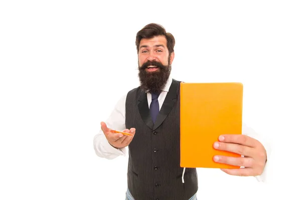 Hipster feliz com barba apresentando capa de caderno para a escola estudar educação, livro — Fotografia de Stock