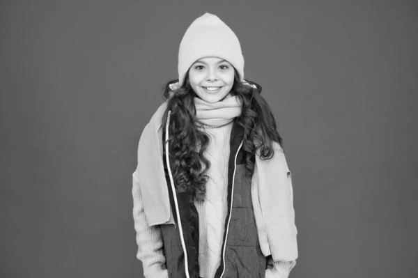 Έξυπνο αξεσουάρ. Μικρό αξιολάτρευτο κορίτσι με πλεκτό καπέλο. Χειμερινό δελτίο καιρού. Φόρα ζεστά ρούχα. Μόδα για παιδιά. Παιδική ευτυχία. Διάλεξε ασορτί αξεσουάρ. Στο κατάστημα αξεσουάρ. Χειμερινό αξεσουάρ — Φωτογραφία Αρχείου