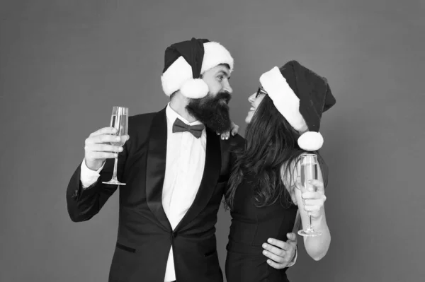 Geweldige liefdesaffaires beginnen met champagne. Verliefd stel in formele kleding met de kerstman look. Toast op de liefde. Gelukkig gezin vieren nieuwjaar en Kerstmis. We houden van Kerstavond — Stockfoto