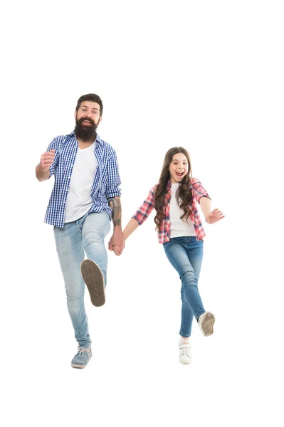 We zijn op weg. Actieve familie lopen hand in hand. Gelukkig kind en vader genieten van studio fotoshoot. Actieve levensstijl. Plezier en vermaak. Familie activiteiten om samen te doen. Actief en energiek — Stockfoto