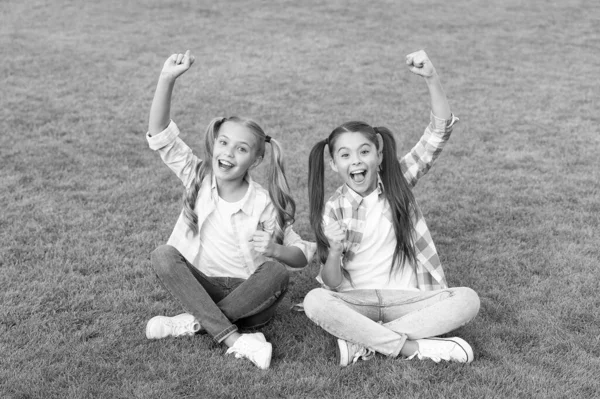 Amigos alegres. Diverte-te. Crianças felizes relaxando ao ar livre. Irmandade e amizade. Alunas alegres no dia ensolarado. Menina ponytails penteado desfrutar de férias de verão. Uma vida feliz. Felizes amigos sorridentes — Fotografia de Stock