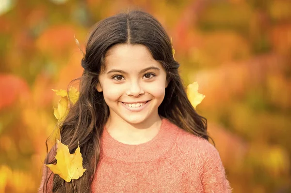 Sonbaharda tanışın. Gün boyunca daha fazla çevresel hasara karşı saçlarını koru. Küçük kız gülümsüyor mutlu çocuk muhteşem uzun saç akçaağaç yaprakları. Sıcak bir sonbahar günü. Çocuk dışarıda sonbaharın tadını çıkarıyor. — Stok fotoğraf