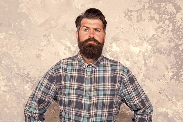 Hippi erkek kıyafeti. Olgun ve modaya uygun. Erkeksi özellikler. Zalim, sakallı, beton bir geçmişi var. Sakallı ve bıyıklı ciddi bir adam. Kendine güvenen bir hippi. Kareli gömlekli kuaför. Hipster tarzı