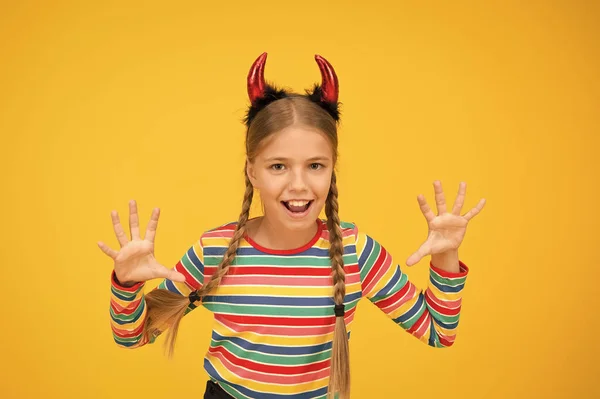 Ich bin zu süß, um zu gruseln. Kleines Kind verkleidet für Halloween-Party. Kleine Mädchen tragen zu Halloween rote Teufelshörner. Schrecklich gruseliges Halloween. Halloween-Feier — Stockfoto