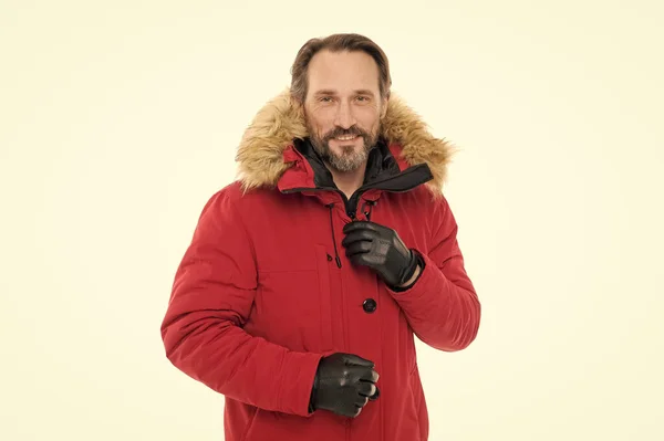 Perfect voor ijzige winterdagen. Modieuze man in koude weer stijl. Een man die geniet van warmte en comfort. Casual jas voor koude winterse omstandigheden. Knappe man met een nepbontkap. Wintercollectie — Stockfoto