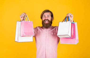 İki tane alıyorum. Tatil için hazırlanın. En iyi satış teklifi. Hediyeli mutlu sakallı adam. Neşeli vahşi hippi hediyeleri. Kağıt alışveriş torbası. Partide doğum günü sürprizi. Paketli adam