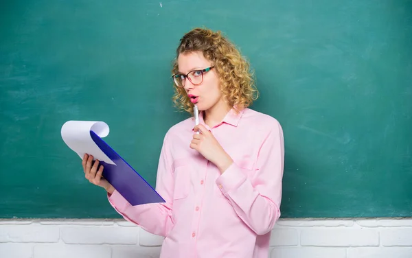 Vrouwelijke leraar heeft mappen bij zich. Plan van de les. Volgens de regels. Papierwerk documentaire bestanden. Huiswerk van school. Terug naar school. Kennisdag. Die vandaag aanwezig is. Call roll concept — Stockfoto