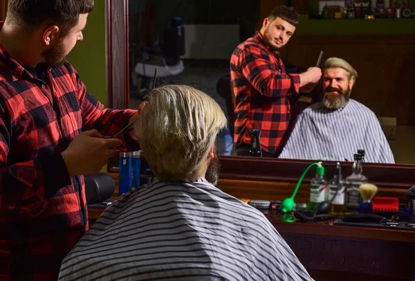 Junge Expertise. Die Gestaltung eines Haircuts. Friseurwerkzeuge im Friseursalon. schöner Friseur schneidet Haare männlicher Kunden. Friseur bedient Kunden im Friseursalon. Persönlicher Friseur. Retro und Vintage — Stockfoto