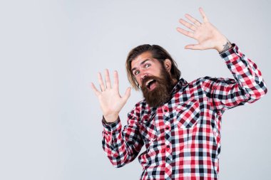 Korkuyorum. Erkek, kareli gömlek giyiyor. Sıradan erkek modası. Berber dükkanı. Sıradan giysiler içinde gülümseyen yakışıklı sakallı adam. Neşeli Kafkas Adam. Vahşi sakallı hippi. Boşluğu kopyala