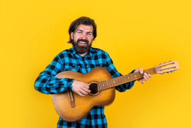 parti teli çalgıcısı. Olgun şarkıcı müzisyen. Akustik gitarlı sakallı adam. Vahşi adam gitar çalıyor. Sıradan bir erkek gitarist. Yakışıklı hippi country müzik çalıyor.