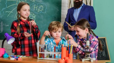 Okul sonrası bilim kulübü programı. Tecrübe ve bilgi. Pratik bilgi. Temel bilgiler. Sıkı çalış. Ölçülebilir sonuçlar. Çocuk bakımı ve gelişim. Kritik düşünme ve problem çözme