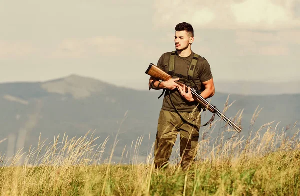 Hunter pasar tiempo libre de caza. Equipo de caza. Brutal pasatiempo masculino. Hombre observando el fondo de la naturaleza. Cazador de rifle. Medidas de seguridad. Medio ambiente natural. Hunter chico guapo con arma —  Fotos de Stock