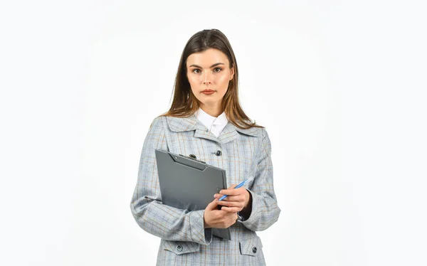 Secretaria Administradora. Aprendiz responsable. Mujer tímida elegante en chaqueta. Trabajador de oficina. Estilo formal de moda casual. Mujer mantenga la carpeta de la oficina. Chica sigue el código de vestimenta. Empresaria con documentos —  Fotos de Stock