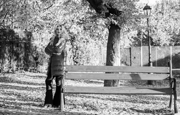 Femme blonde à la mode avec stand de maquillage dans le parc automnal. Veste pour concept de saison d'automne. La fille porte une veste chaude rouge vif. Concept de mode d'automne. Lady fashionista attrayant posant dans la veste — Photo