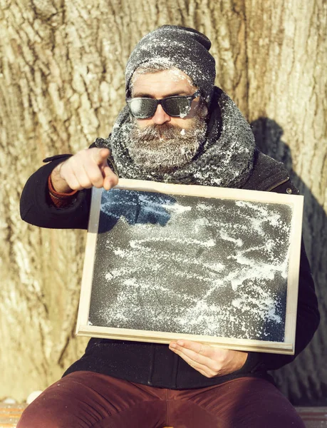 Vinter skäggig man med styrelse på naturlig bakgrund, kopiera utrymme — Stockfoto